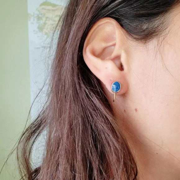 Vintage Pair of Dainty Blue Screwback Clip-On Earrings - Picture 3 of 8